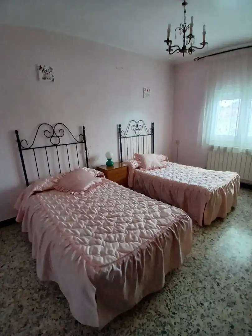 Room in Calle Florian Rey, 31, La Almunia de Doña Godina