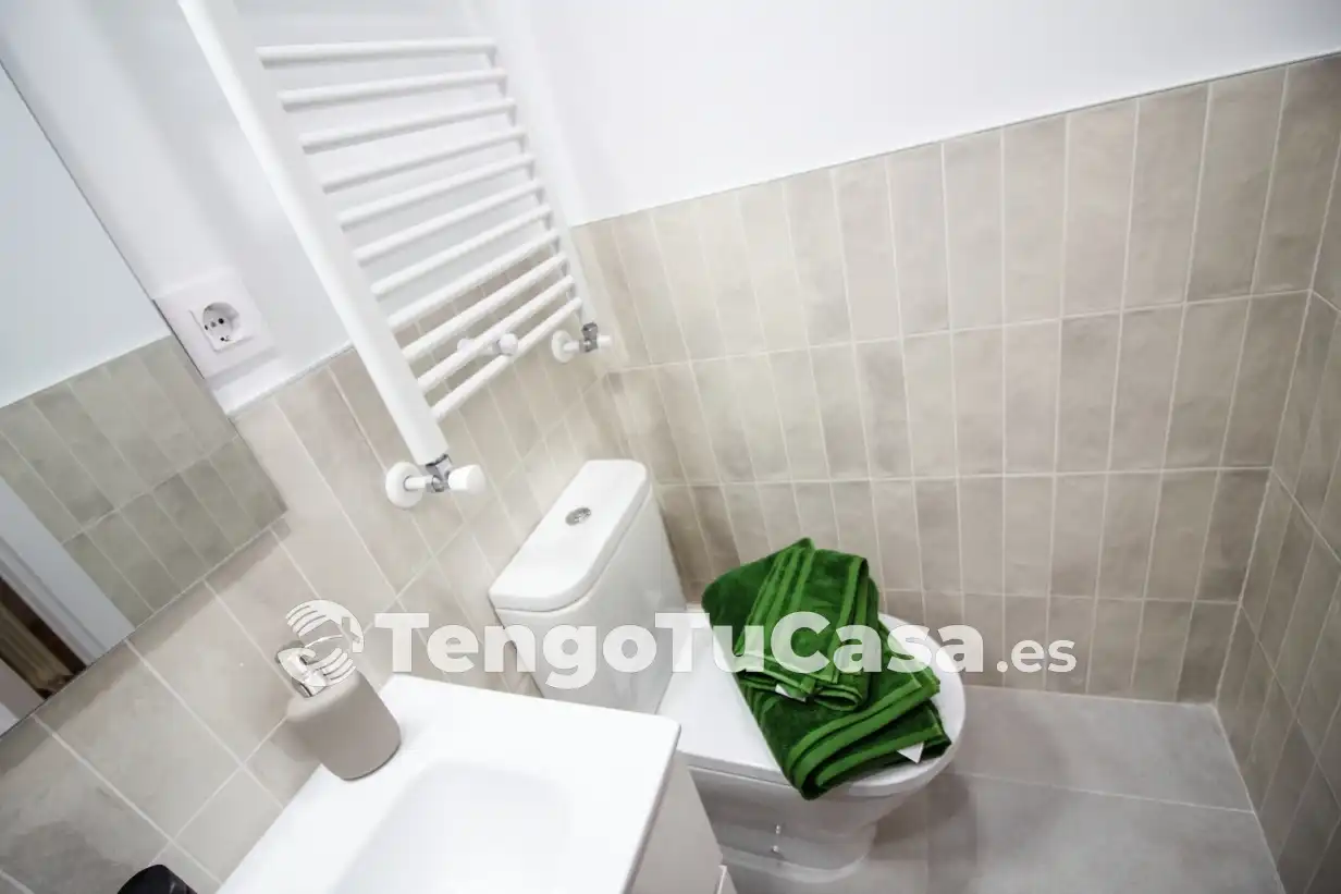Bathroom of Flat for sale in Madrid  with Air Conditioner, Heating and Parquet flooring