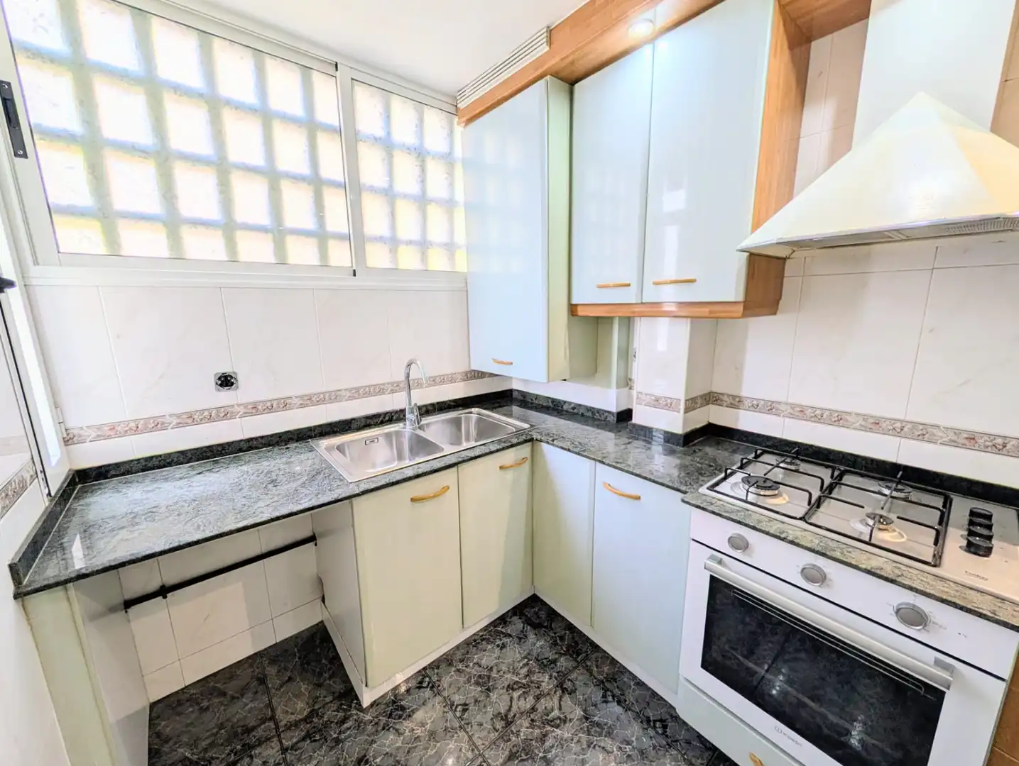 Cocina de Piso en venta en Badalona con Aire acondicionado, Calefacción y Horno