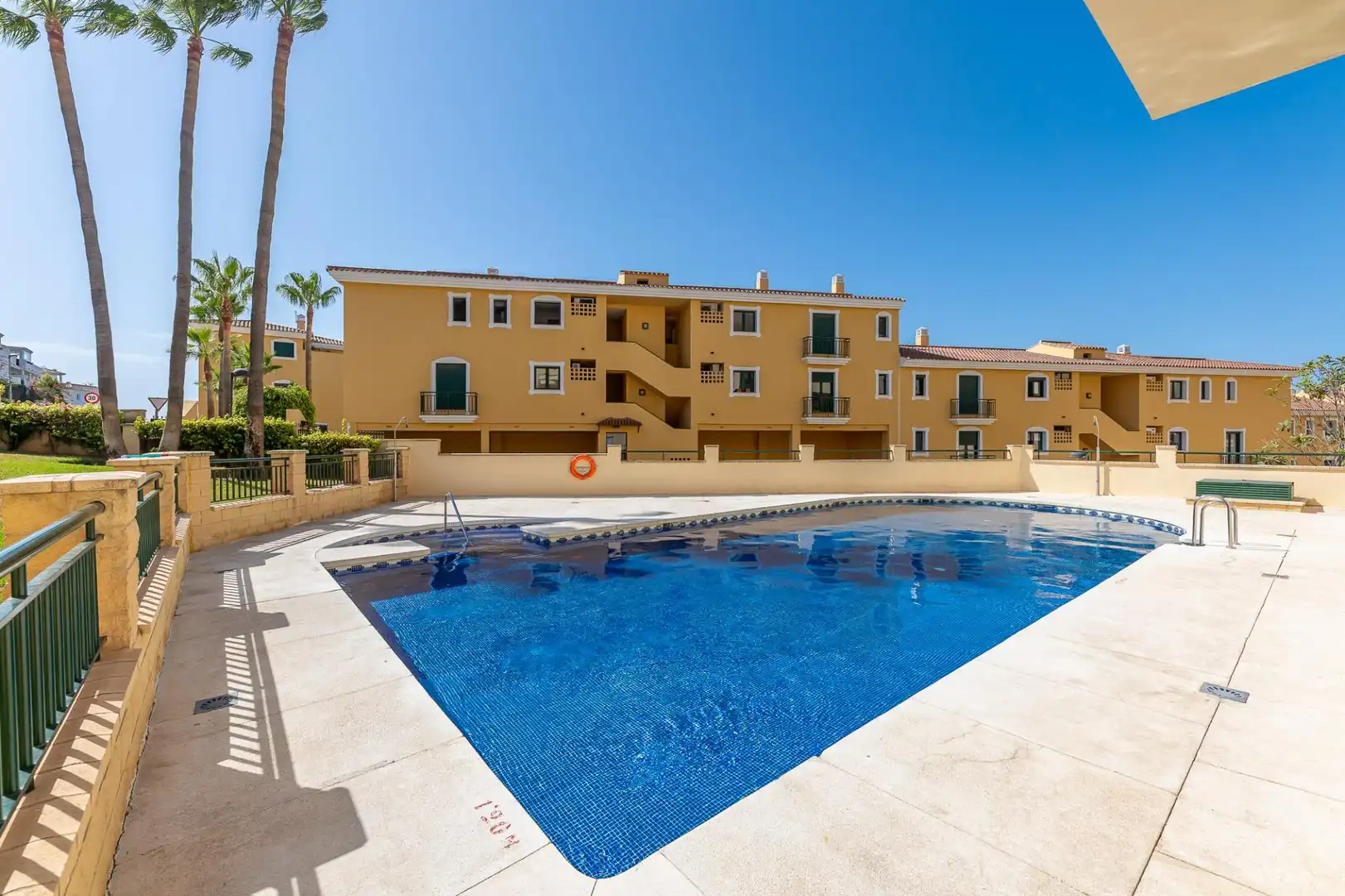 Piscina de Apartamento en venta en Benalmádena con Aire acondicionado, Calefacción y Jardín privado