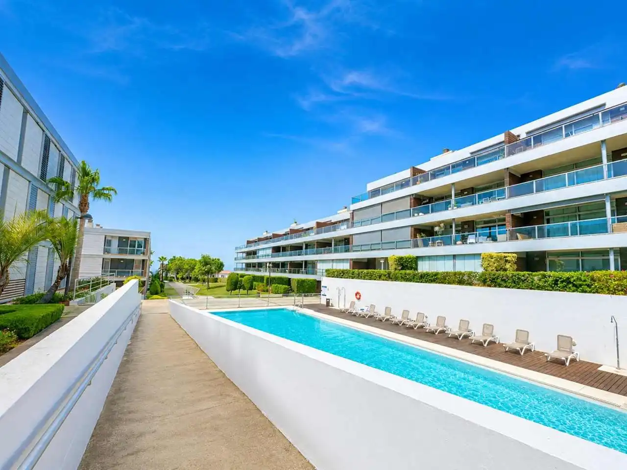 Außenansicht von Wohnungen zum Verkauf in Manilva mit Klimaanlage, Heizung und Terrasse