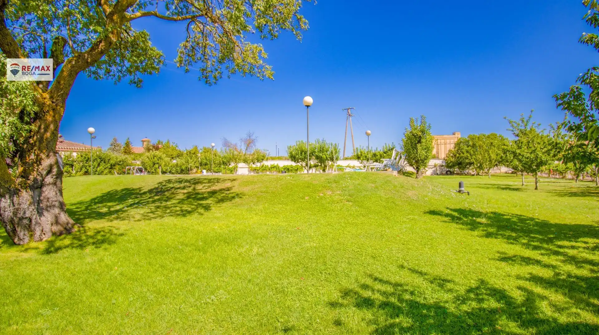 Vista exterior de Casa o xalet en venda en Oyón-Oion amb Aire condicionat, Jardí privat i Parquet