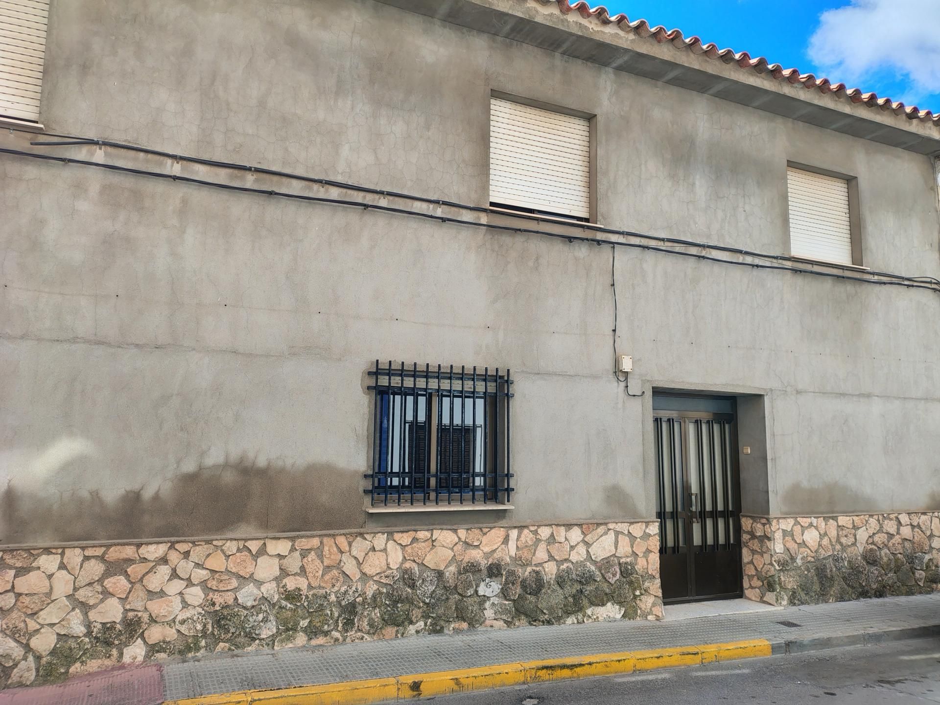 Vista exterior de Casa adosada en venda en Campo de Criptana amb Aire condicionat