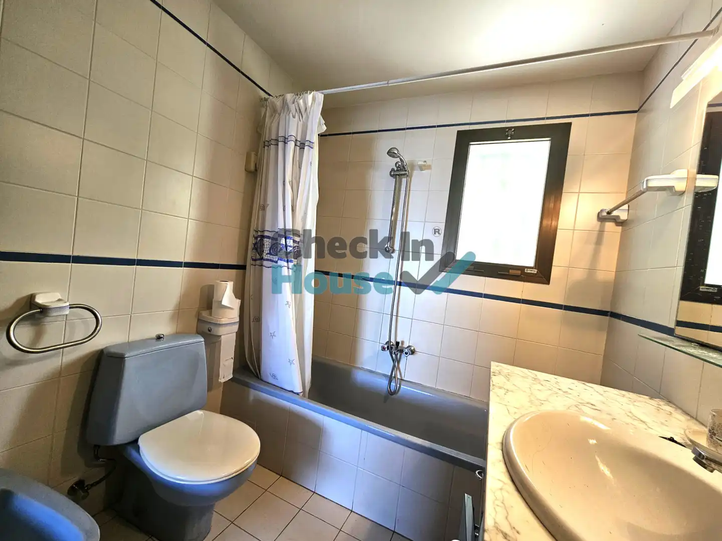 Baño de Casa adosada en venta en Sant Feliu de Guíxols con Calefacción, Terraza y Balcón