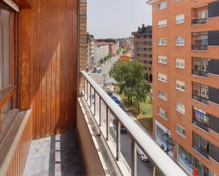 Vista exterior de Pis en venda en Oviedo  amb Terrassa