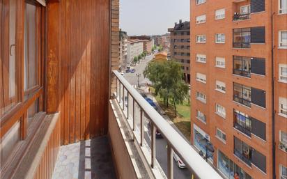 Vista exterior de Pis en venda en Oviedo  amb Calefacció, Parquet i Terrassa