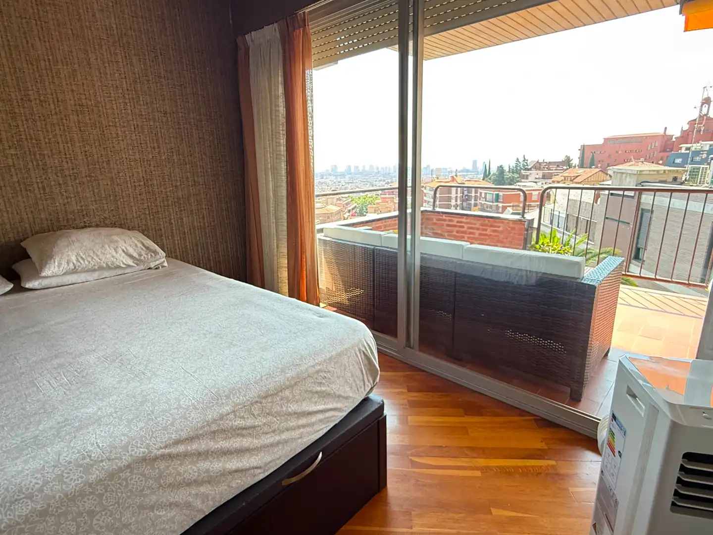 Dormitori de Pis en venda en Barcelona amb Calefacció, Parquet i Terrassa