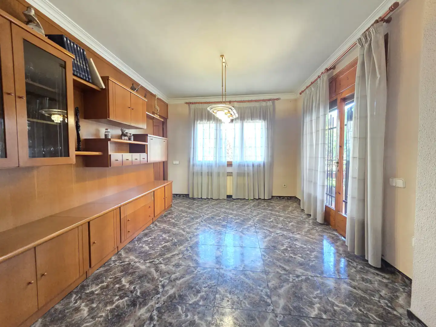 Sala d'estar de Casa o xalet en venda en Cerdanyola del Vallès amb Jardí privat i Terrassa