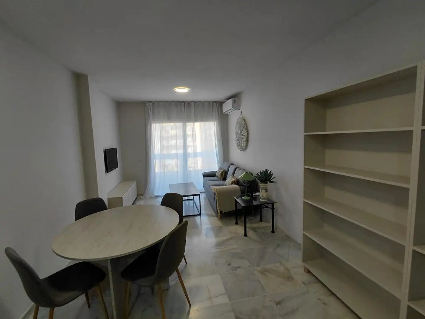 Sala d'estar de Pis de lloguer en Fuengirola amb Aire condicionat, Terrassa i Moblat