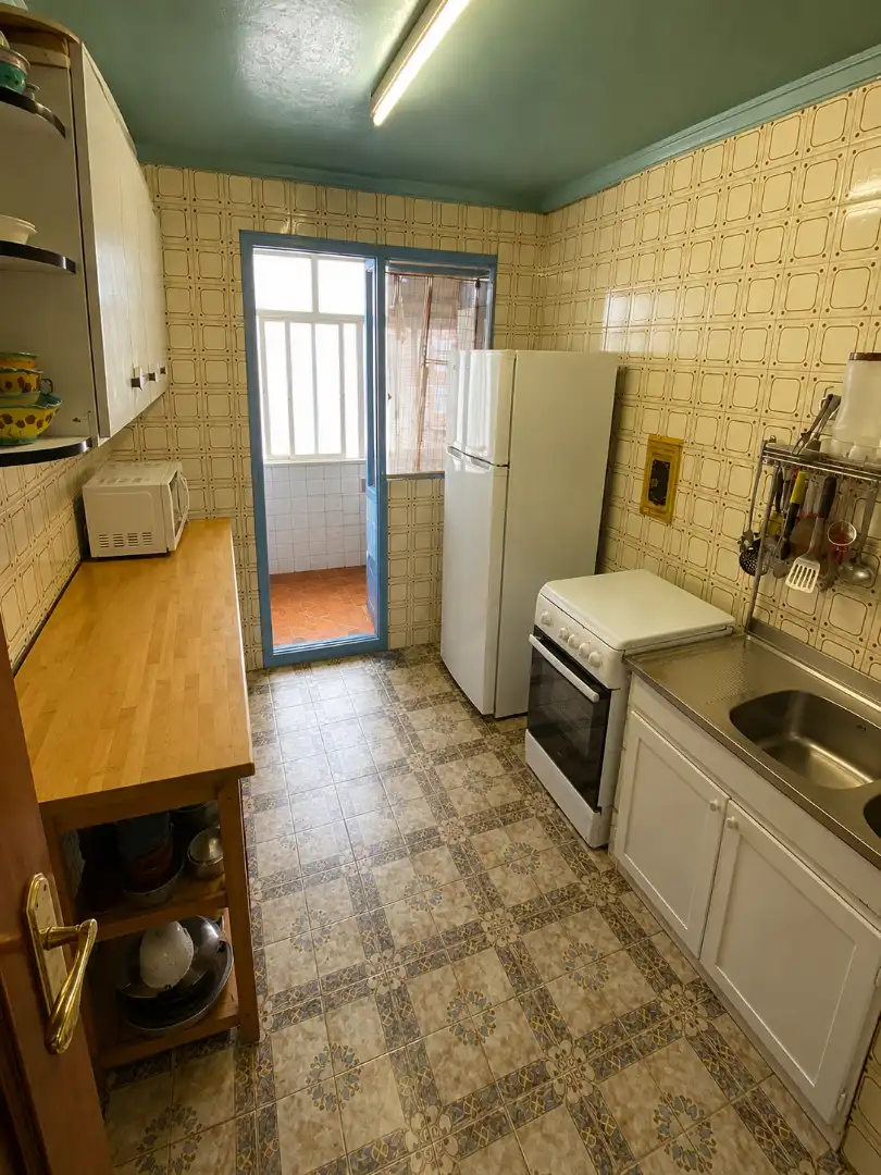 Cuina de Pis de lloguer en Gijón  amb Parquet, Moblat i Forn