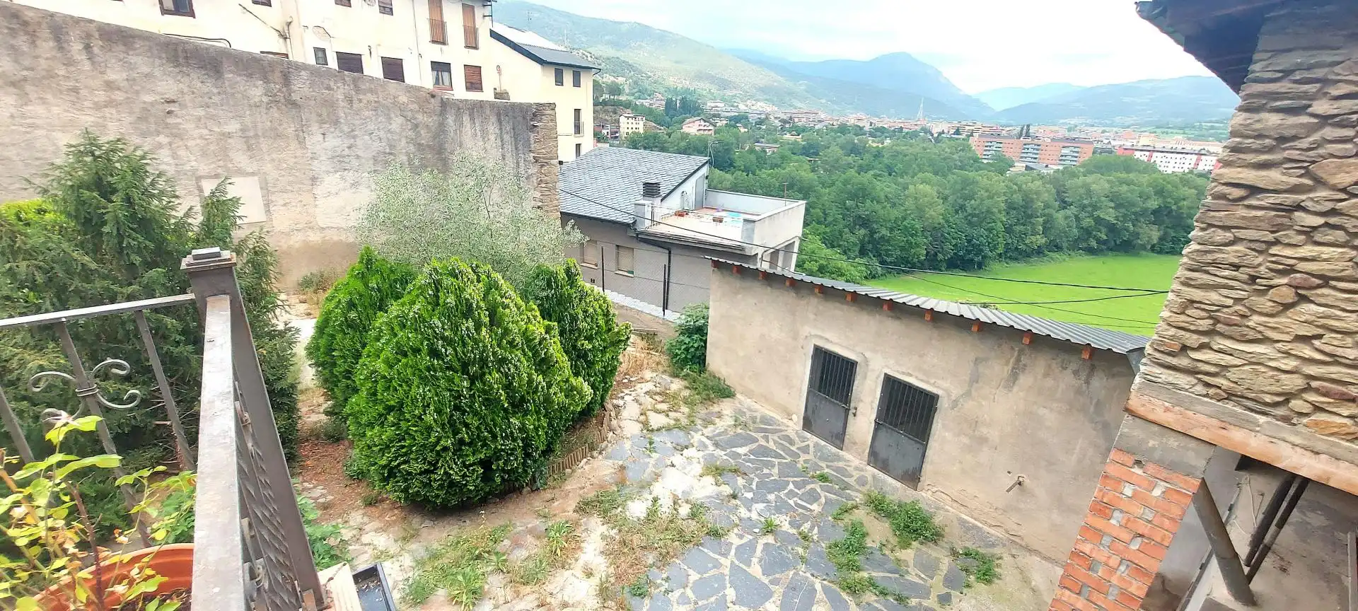 Vista exterior de Casa o xalet en venda en La Seu d'Urgell amb Calefacció