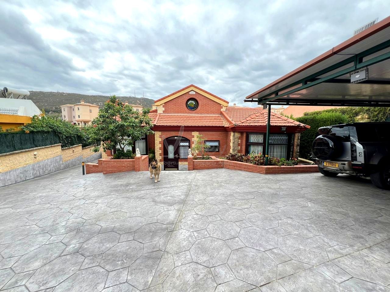 Vista exterior de Casa o xalet en venda en La Línea de la Concepción amb Aire condicionat, Jardí privat i Traster