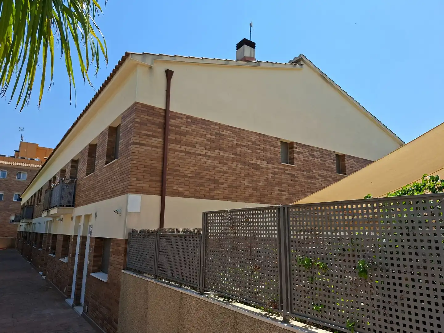 Vista exterior de Casa adosada en venda en El Vendrell amb Jardí privat, Piscina i Piscina comunitària