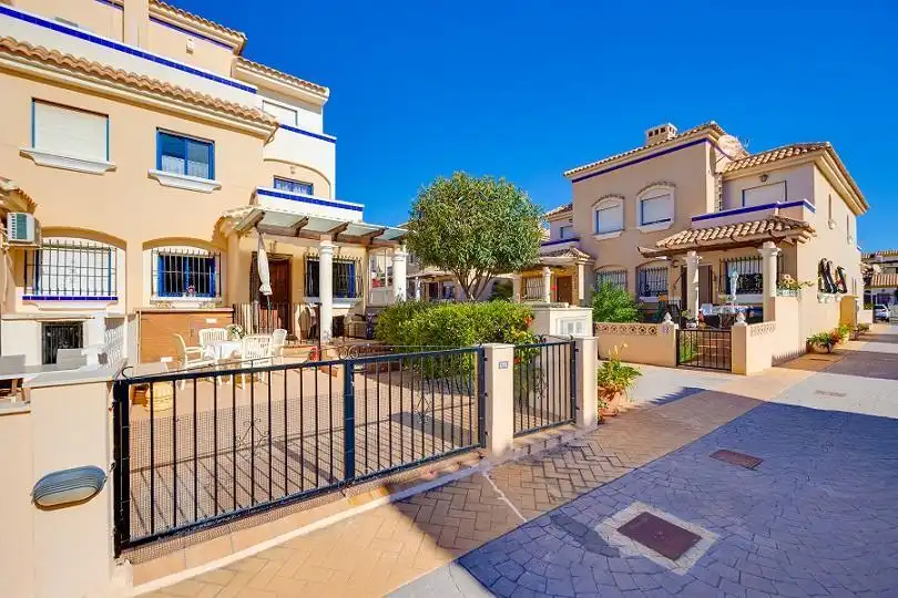 Vista exterior de Casa adosada en venda en Orihuela amb Aire condicionat, Calefacció i Traster