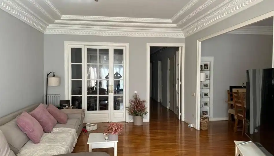 Wohnzimmer von Wohnung zum Verkauf in Barcelona mit Heizung, Parkett und Ofen