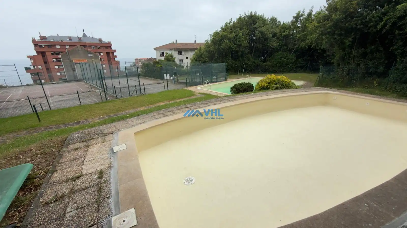 Piscina de Piso de alquiler en Castro-Urdiales con Calefacción, Terraza y Amueblado