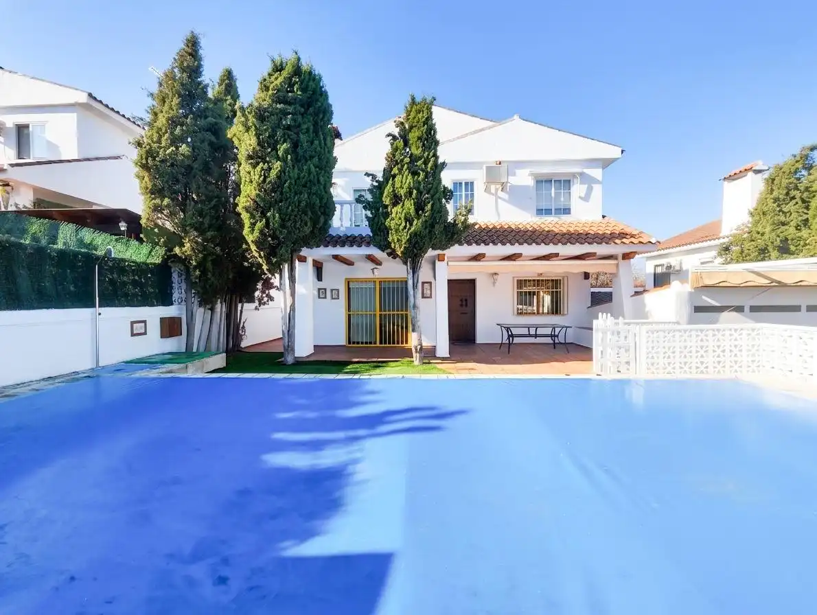 Vista exterior de Casa o xalet en venda en Puertollano amb Aire condicionat, Calefacció i Jardí privat