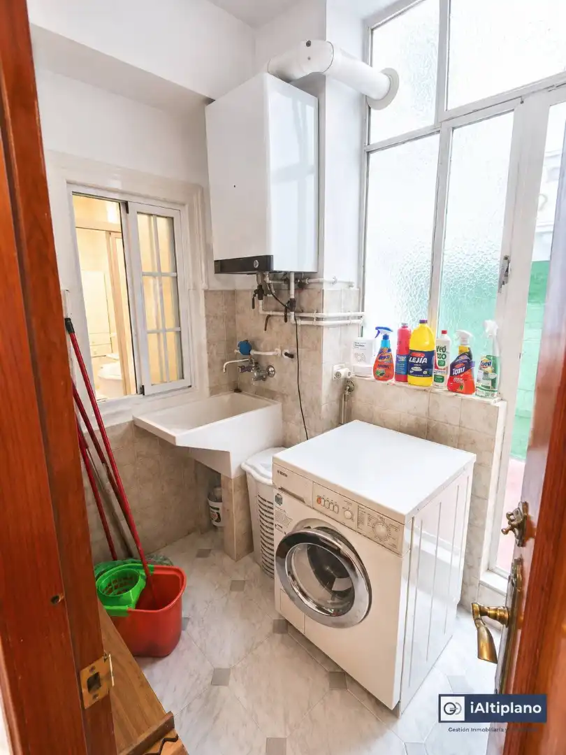 Baño de Piso en venta en Baza con Calefacción, Terraza y Trastero