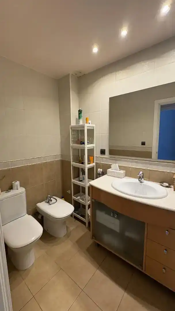 Badezimmer von Wohnung zum Verkauf in Palamós mit Balkon