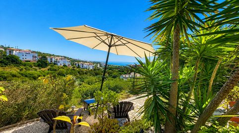 PLANTA BAJA CON GRAN JARDÍN PRIVADO Y VISTAS PANORÁMICAS AL MAR  ALCAIDESA