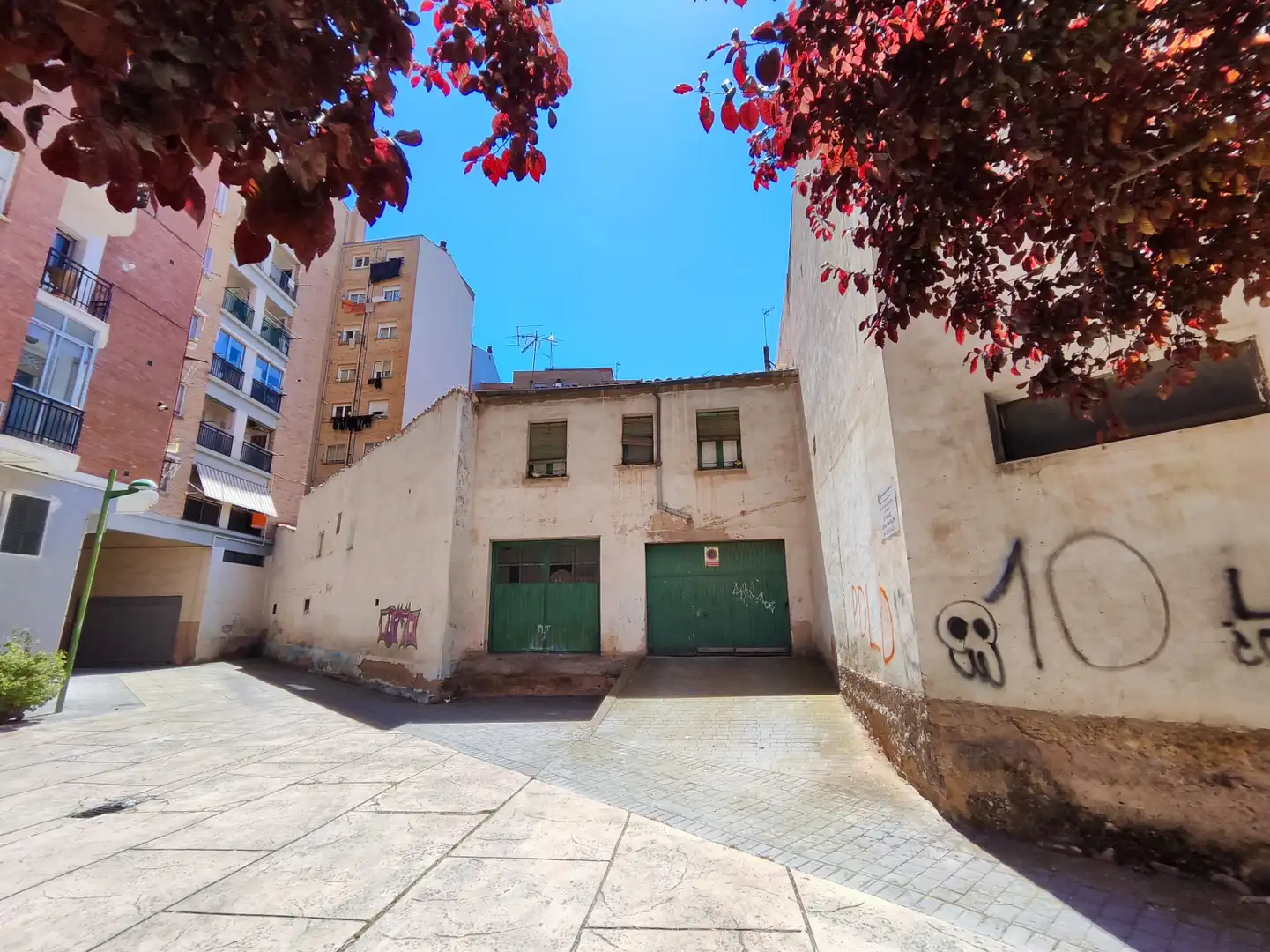 Vista exterior de Edificio en venta en  Logroño