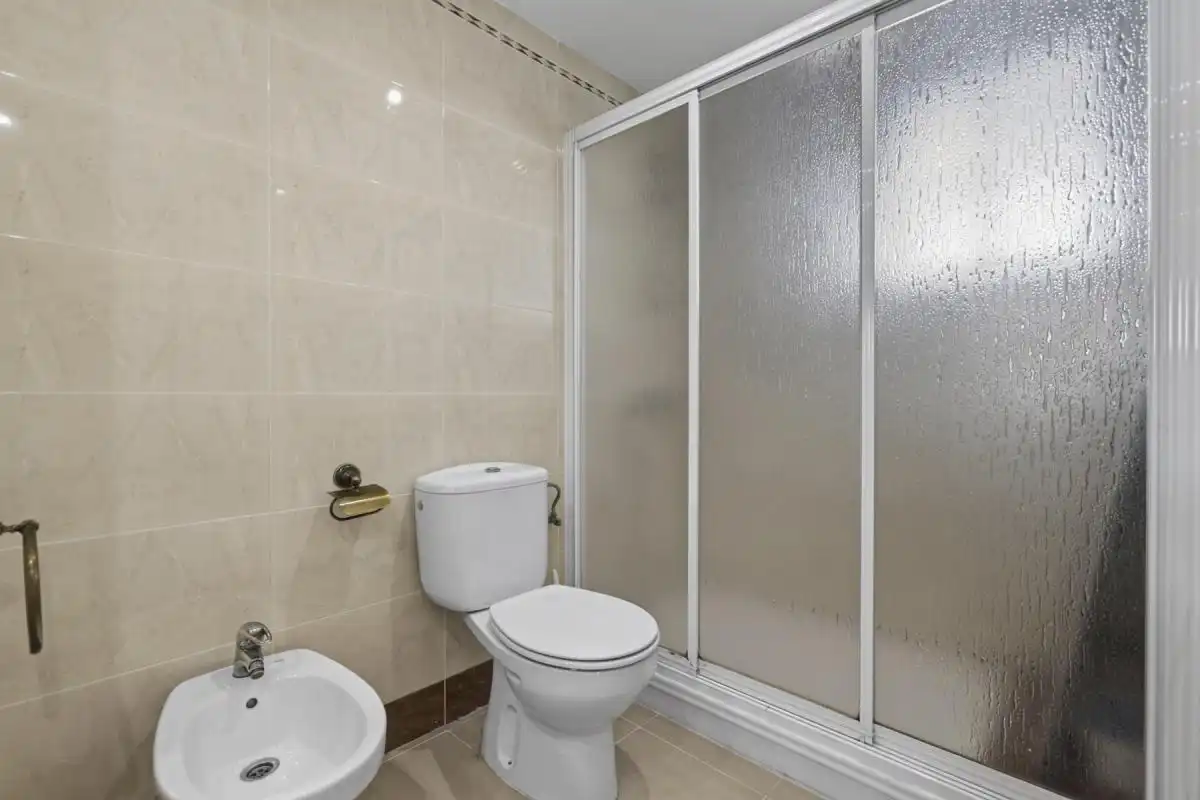 Bathroom of Flat for sale in Sevilla  with Air Conditioner and Heating