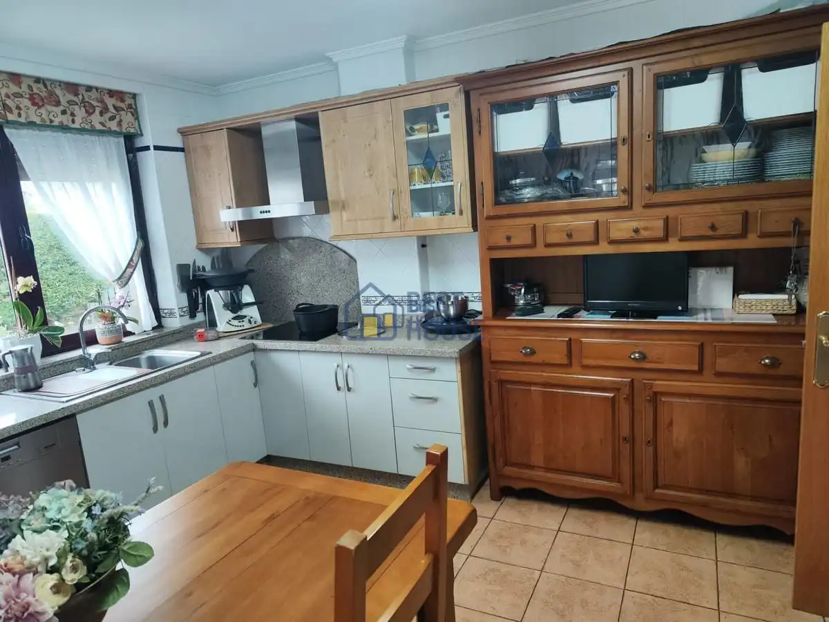 Cuina de Casa o xalet en venda en San Andrés del Rabanedo amb Calefacció, Jardí privat i Parquet
