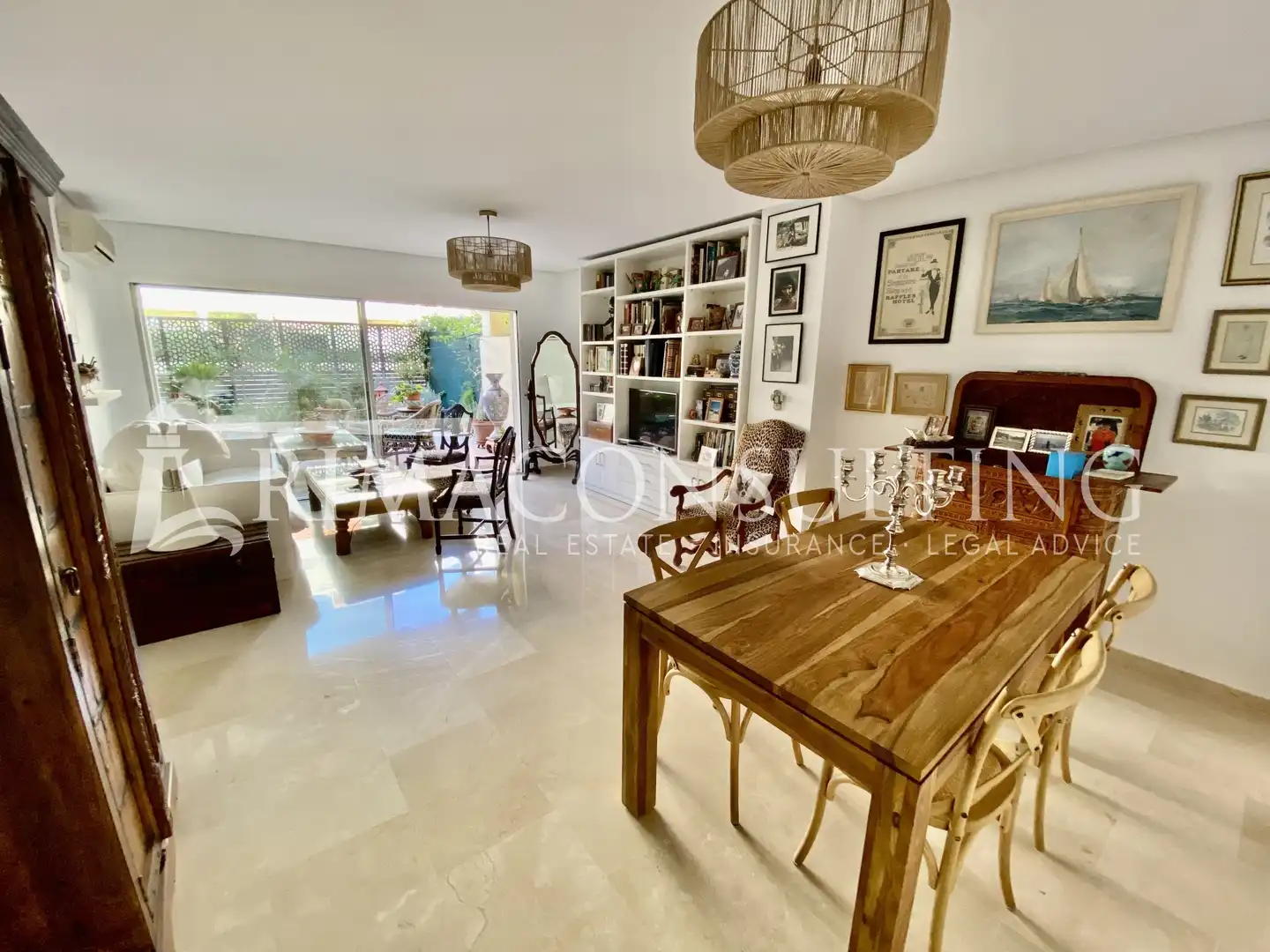 Esszimmer von Erdgeschoss zum Verkauf in Marbella mit Klimaanlage, Privatgarten und Terrasse