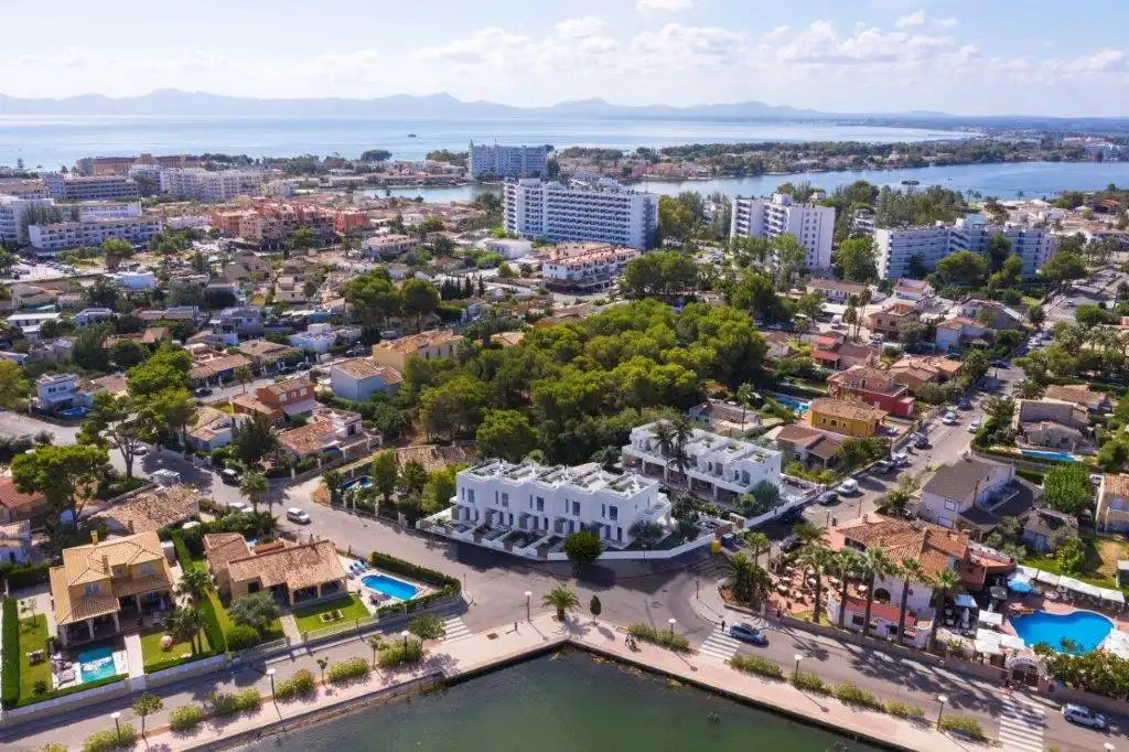 Außenansicht von Einfamilien-Reihenhaus zum Verkauf in Alcúdia mit Klimaanlage, Terrasse und Schwimmbad