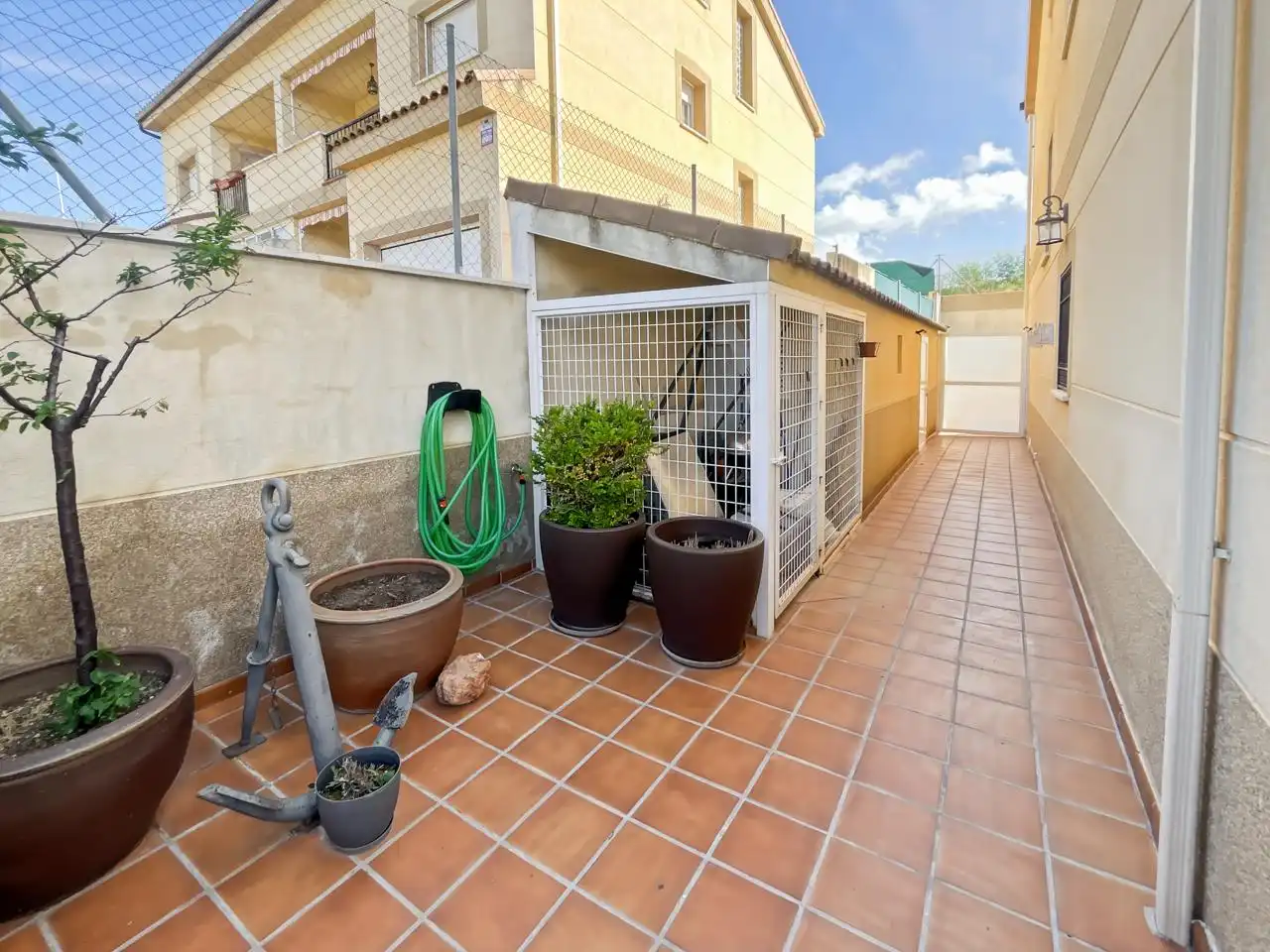 Vista exterior de Casa adosada en venda en Valdelaguna amb Calefacció, Jardí privat i Terrassa