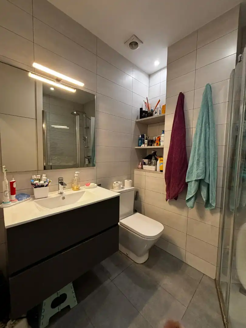 Badezimmer von Wohnung zum Verkauf in Badalona mit Klimaanlage, Heizung und Parkett