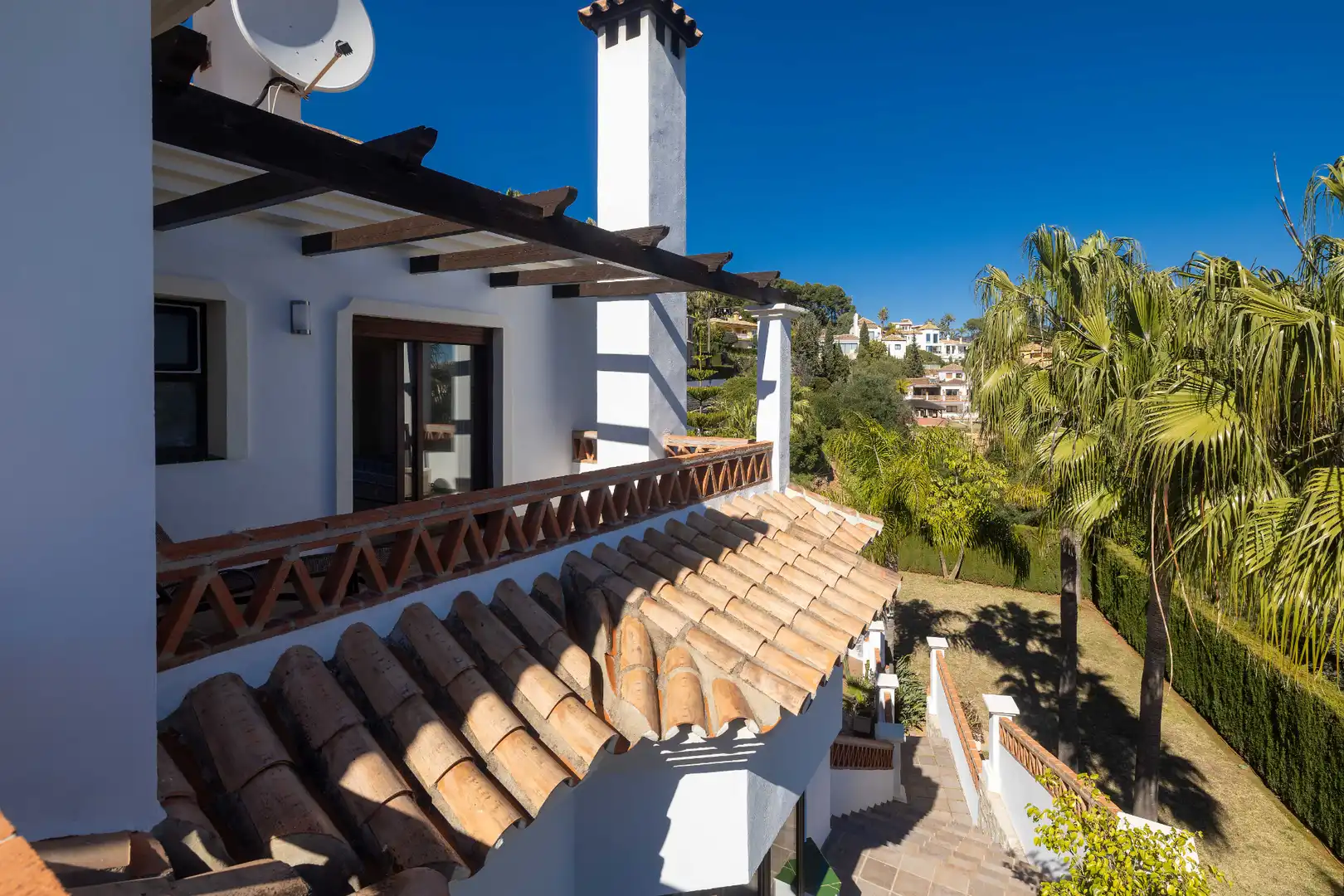 Vista exterior de Casa o xalet en venda en Marbella amb Aire condicionat, Jardí privat i Terrassa