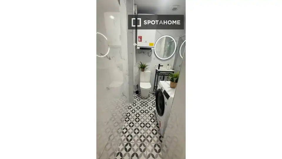 Badezimmer von Wohnung zur Miete in Madrid mit Klimaanlage, Heizung und Möbliert