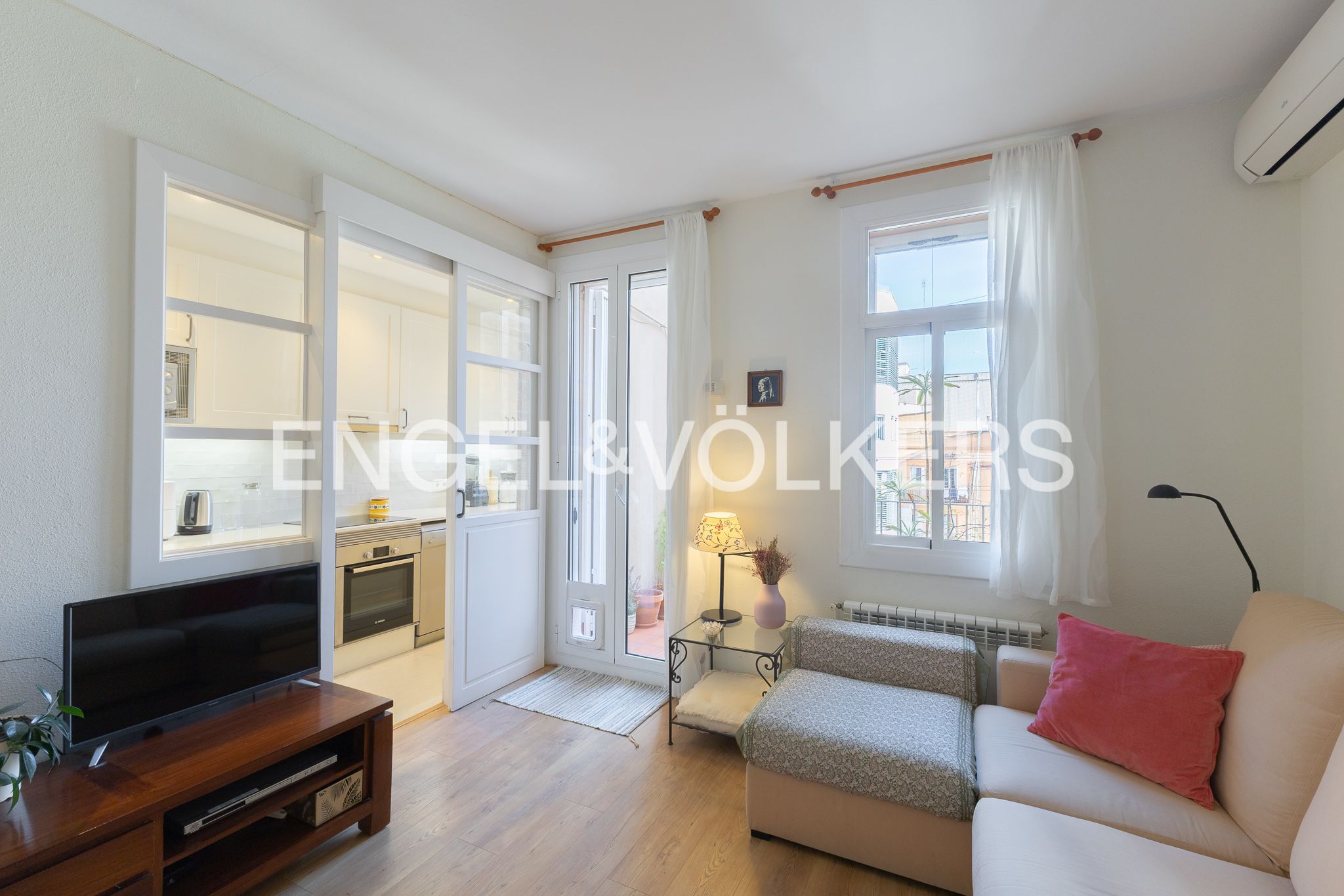 Exterior view of Apartment for sale in  Barcelona Capital  with Air Conditioner, Heating and Parquet flooring