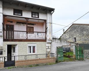 Vista exterior de Casa adosada en venda en Udías amb Jardí privat i Balcó