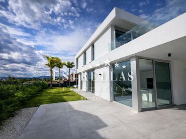 Chalet con piscina en venta en Golf Bahía