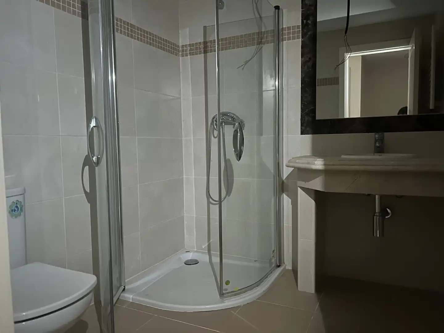 Baño de Casa adosada de alquiler en Estepona con Aire acondicionado, Trastero y Piscina