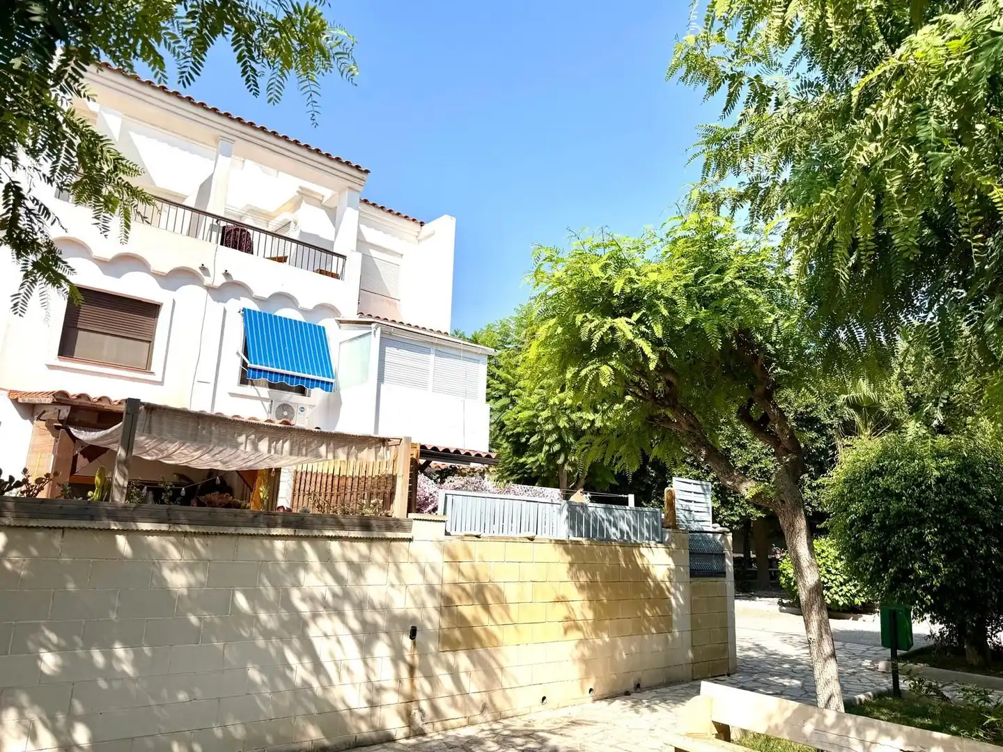 Vista exterior de Casa adosada en venda en El Campello amb Aire condicionat, Jardí privat i Piscina