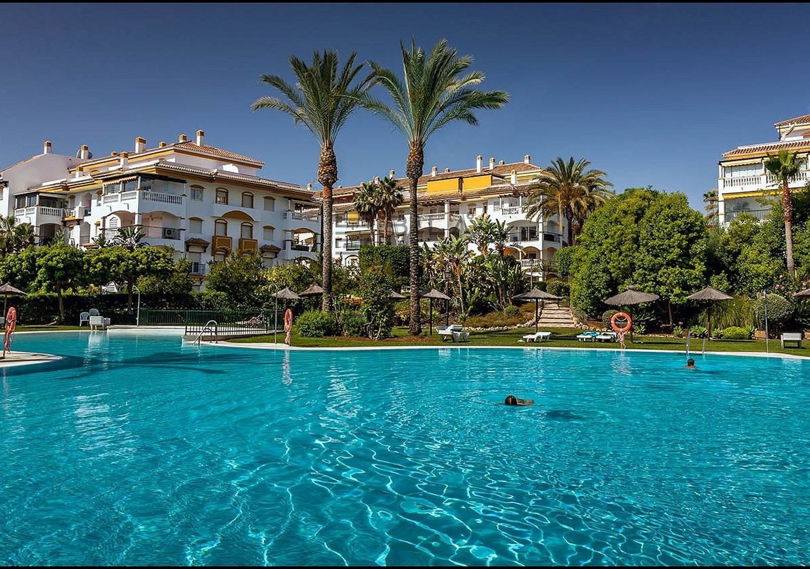 Vista exterior de Pis en venda en Marbella amb Aire condicionat, Terrassa i Piscina