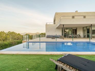 Villa mit Pool zum Verkauf in Cala Vinyes