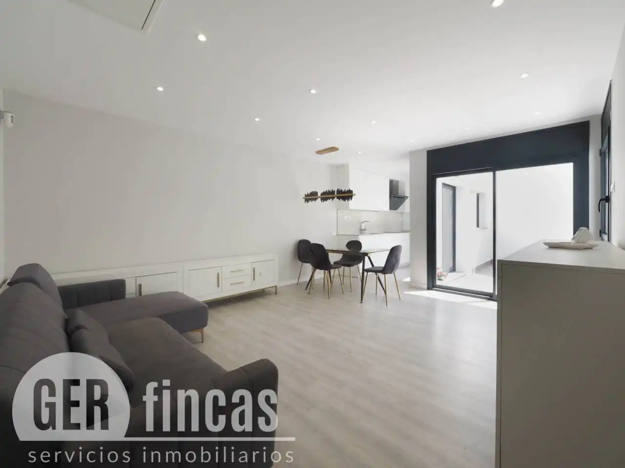 Flat for rent in Calle Josep Llimona, Poble Nou