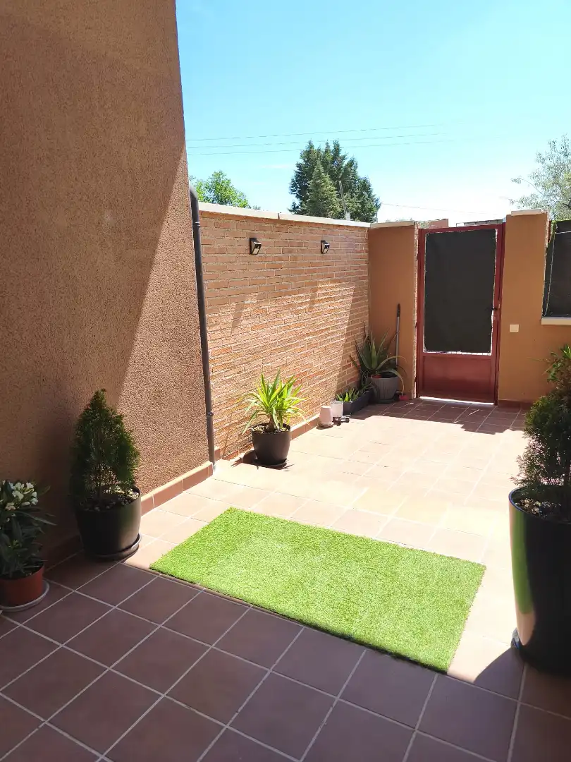 Terrasse von Einfamilien-Reihenhaus zum Verkauf in Casarrubios del Monte mit Klimaanlage, Heizung und Privatgarten