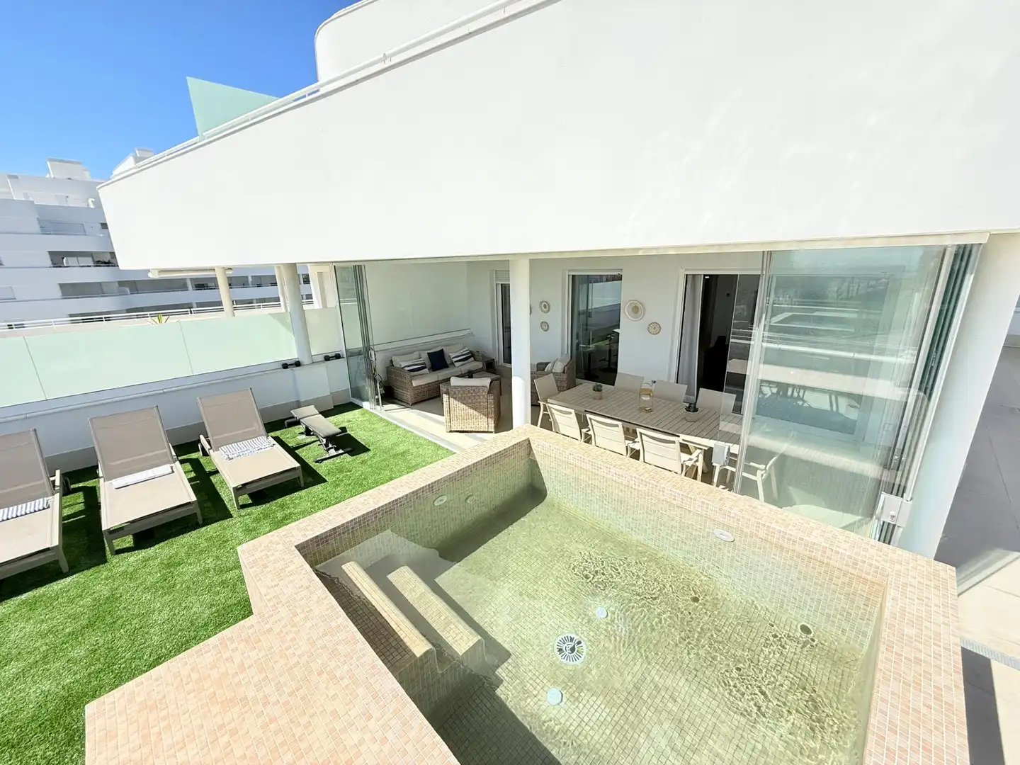 Terraza de Ático en venta en Vélez-Málaga con Aire acondicionado, Trastero y Piscina
