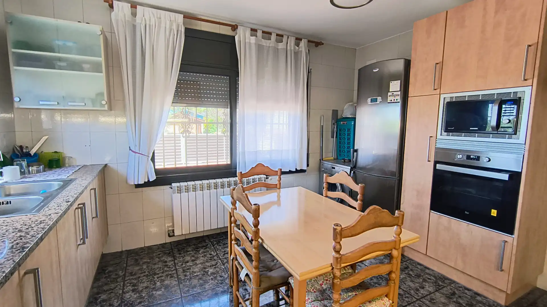 Cuina de Casa o xalet en venda en Llinars del Vallès amb Aire condicionat, Calefacció i Jardí privat