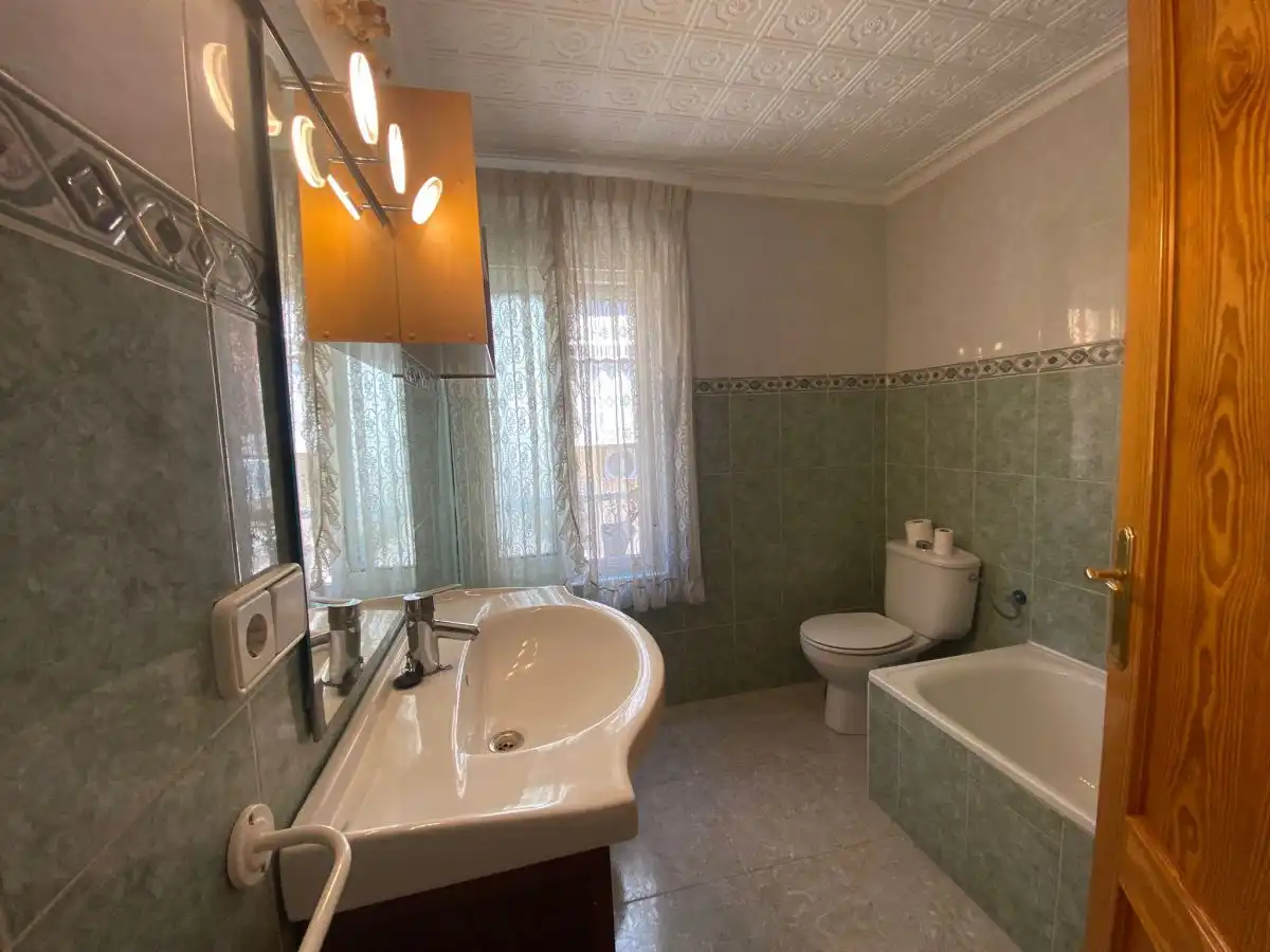 Baño de Casa adosada de alquiler en Aspe con Calefacción, Terraza y Amueblado