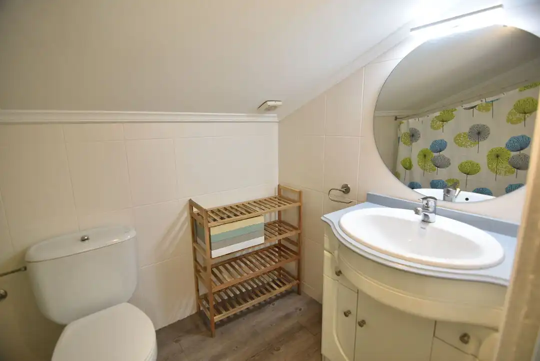 Badezimmer von Wohnung zum Verkauf in Soraluze / Plasencia de las Armas mit Heizung und Abstellraum