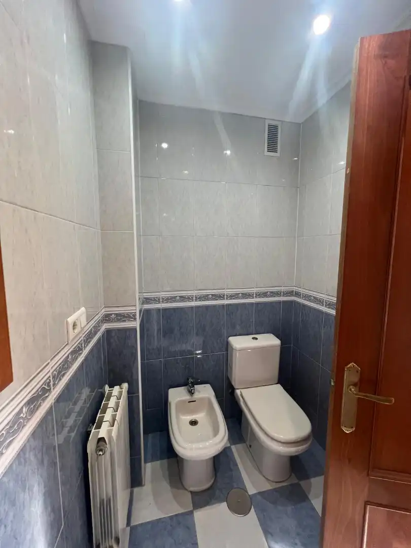 Baño de Piso en venta en Gijón  con Calefacción, Horno y Lavadora