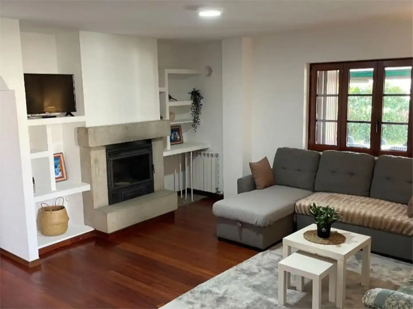 Wohnzimmer von Wohnung zur Miete in Vilaboa mit Privatgarten, Parkett und Schwimmbad