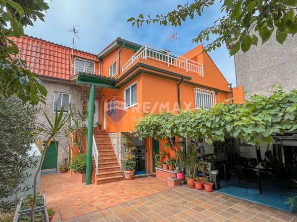 Vista exterior de Casa adosada en venda en Vigo  amb Calefacció, Jardí privat i Parquet