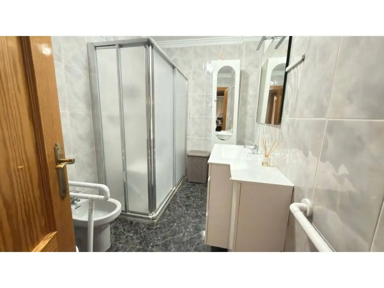 Baño de Piso en venta en Vélez-Málaga con Aire acondicionado, Terraza y Piscina comunitaria